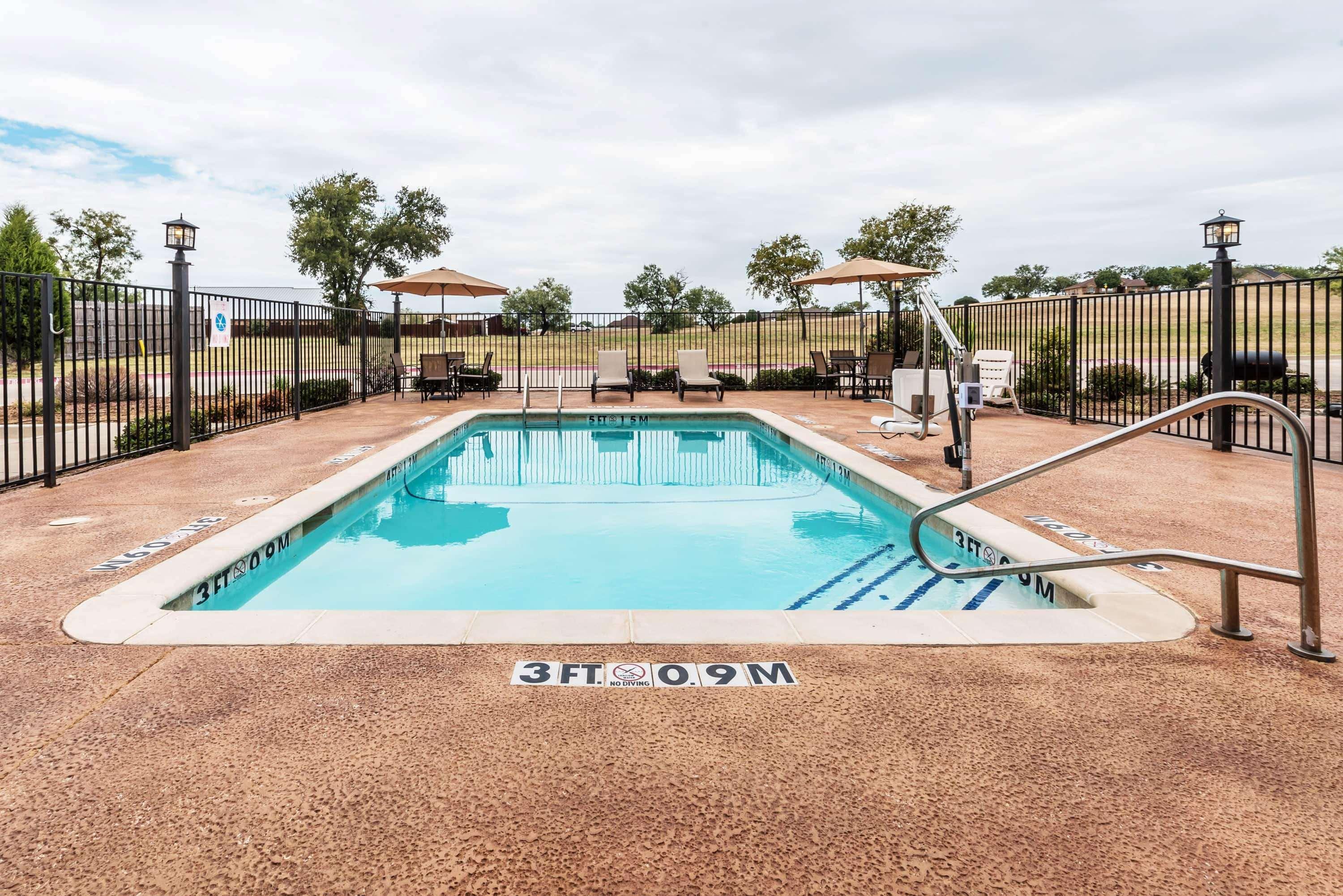 Days Inn & Suites By Wyndham Mineral Wells Exterior photo