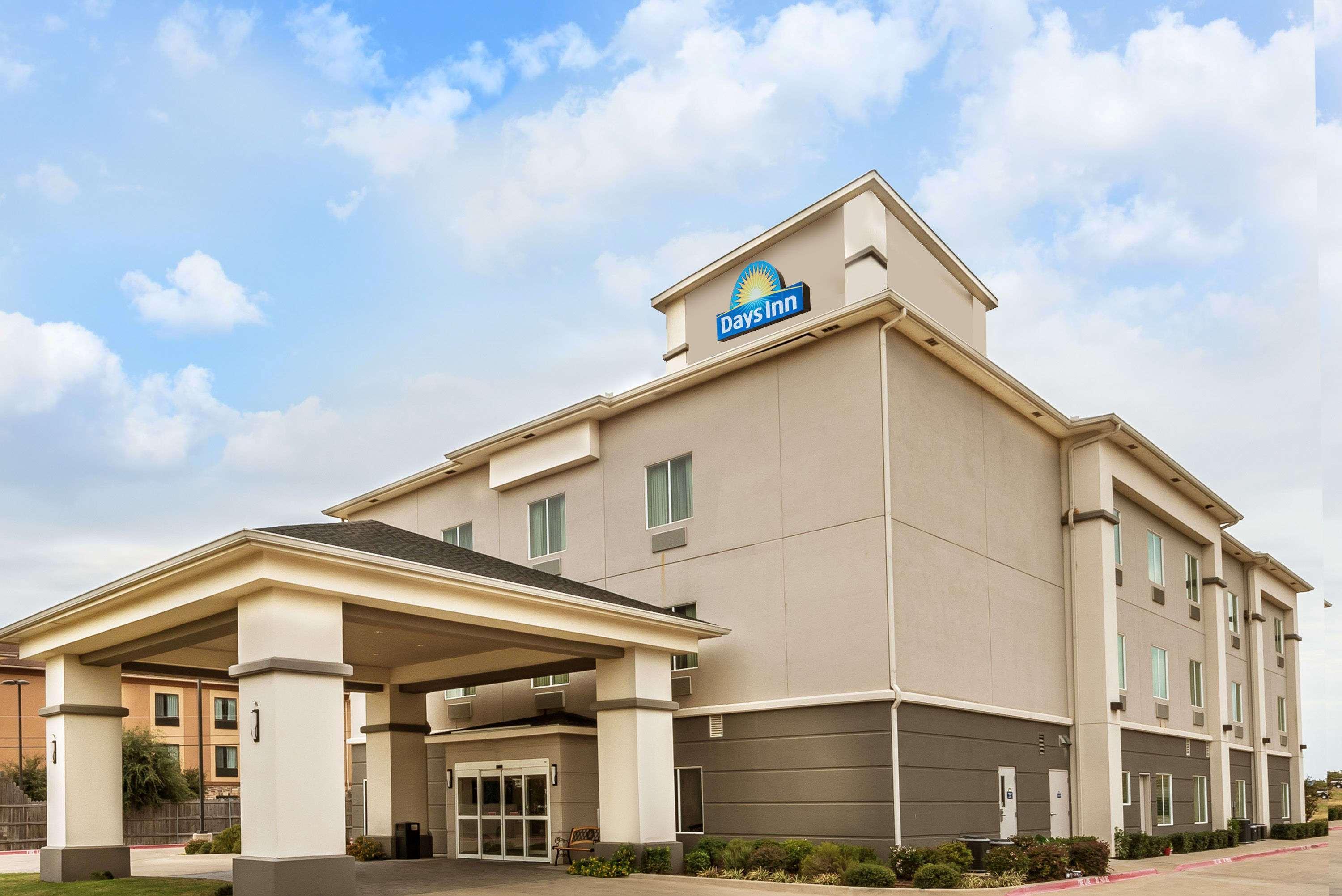 Days Inn & Suites By Wyndham Mineral Wells Exterior photo